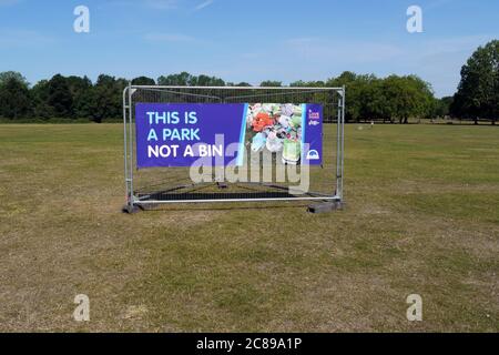 Londra, UK, 22 luglio 2020 chiaro segno spazzatura 'questo è un parco non un bin' su Wandsworth comune in zona popolare e affollato durante il blocco coronavirus. . Foto Stock