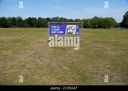 Londra, UK, 22 luglio 2020 chiaro segno spazzatura 'questo è un parco non un bin' su Wandsworth comune in zona popolare e affollato durante il blocco coronavirus. . Foto Stock