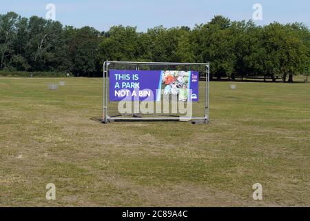 Londra, UK, 22 luglio 2020 chiaro segno spazzatura 'questo è un parco non un bin' su Wandsworth comune in zona popolare e affollato durante il blocco coronavirus. . Foto Stock