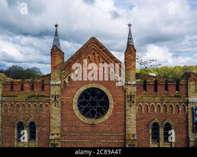 Antico palazzo abbandonato in rovina in stile gotico con vetrate colorate finestra Foto Stock