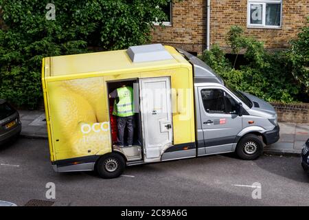 Un furgone Ocado parcheggiato diagonalmente al marciapiede, consegnando generi alimentari, Londra, Regno Unito Foto Stock