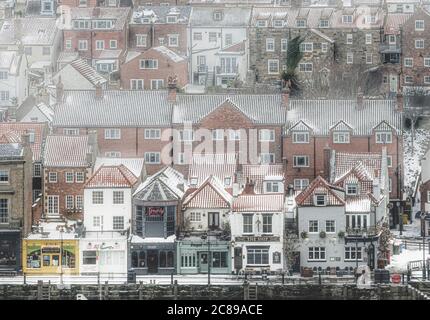 Whitby centro città in neve, North Yorkshire, Regno Unito Foto Stock