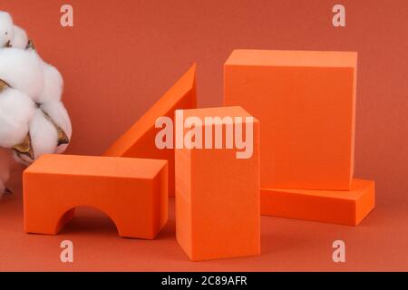 Forme geometriche arancioni su sfondo marrone. Composizione modello per pubblicità, prodotti. Foto Stock