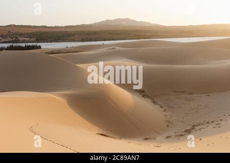 Tramonto a dune di sabbia in Vietnam, Mui NE Foto Stock
