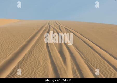 Tracce di pneumatici auto sulle dune di sabbia a Mui NE Foto Stock