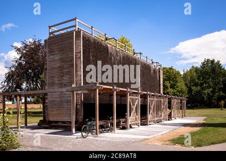 Torre di laurea nei giardini termali, Xanten, Nord Reno-Westfalia, Germania. Gradierwerk im Kurpark, Xanten, Nordrhein-Westfalen, Germania. Foto Stock