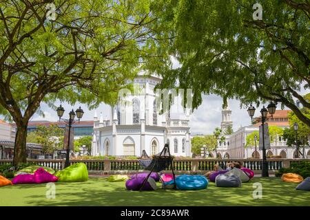 Foto colorata di sacchetti di fagioli sul prato al CHIJMES Complex, Victoria Street, Singapore Foto Stock