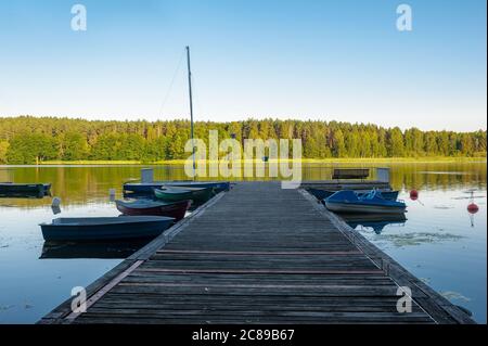 Lago di Pluszne, Mierki, Gmina Olsztynek, nella contea di Olsztyn, Voivodato Warmiano-Masuriano, nella Polonia settentrionale Foto Stock