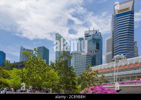 Il quartiere finanziario centrale, Singapore, costruito in modo denso, con gli uffici di prestigiose aziende, in contrasto con il tradizionale Fullerton Hotel Foto Stock