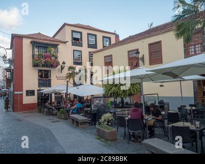 Santa Cruz de la Palma, la Palma, Isole Canarie, Spagna, 19 dicembre 2019: Piazza Placeta de borrero nel centro storico di Santa Cruz con ristorante Foto Stock