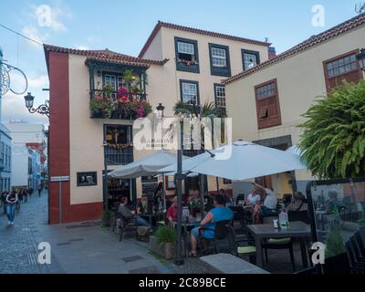 Santa Cruz de la Palma, la Palma, Isole Canarie, Spagna, 19 dicembre 2019: Piazza Placeta de borrero nel centro storico di Santa Cruz con ristorante Foto Stock