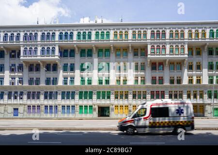 Finestre colorate del Ministero della Cultura e del Ministero delle Comunicazioni a Singapore presso l'edificio della Stazione di polizia di Old Hill Street Foto Stock