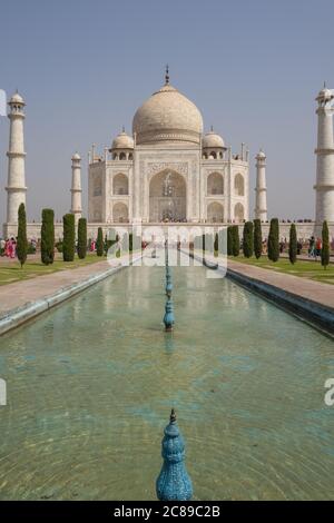 Foto simmetrica verticale del Taj Mahal il giorno soleggiato di aprile Foto Stock