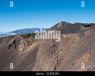 Vista sul cratere del colorato vulcano Deseada lungo il sentiero Ruta de los Volcanes, bellissimo sentiero escursionistico a la Palma isola, Canarie, Spagna, Blu Foto Stock