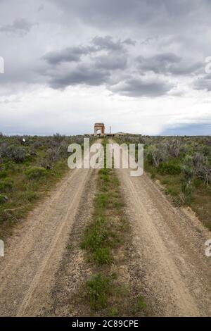 Strada sterrata che conduce verso l'unica struttura in piedi nella città fantasma di Metropolis, Nevada Foto Stock