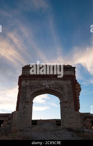 Arco della scuola abbandonata edificio nella città fantasma nel deserto del Nevada settentrionale vicino Wells Foto Stock