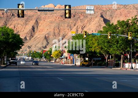 Vista di Main Street (autostrada 191) nel centro di Moab, Utah Foto Stock