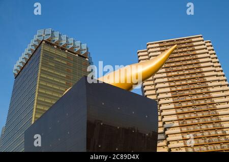 Tokyo. Giappone - 28 settembre 2015: Asahi Beer Buildings. Giorno di sole. Cielo blu. Asahi Breweries edificio con la fiamma Asahi Foto Stock