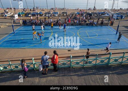 Partita di pallacanestro sulla spiaggia di Brighton Regno Unito con vista dal lungomare Foto Stock