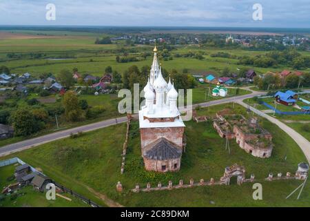 Vista dall'alto della Chiesa dell'intercessione della Vergine Santa in un giorno nuvoloso di settembre (fotografia aerea). Dunilovo. Regione di Ivanovo, Russia Foto Stock