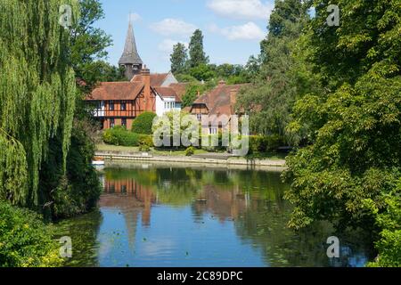 Inghilterra, Oxfordshire, Whitchurch, fiume Tamigi Inlet & villaggio Foto Stock