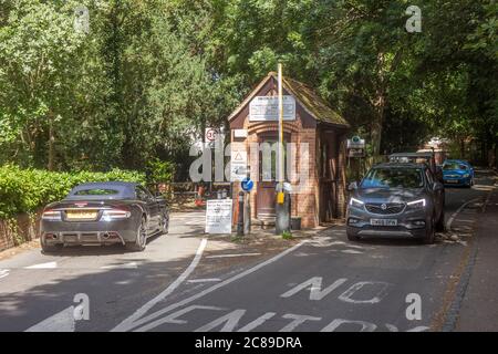 Inghilterra, Oxfordshire, Whitchurch, fiume Tamigi, ponte a pedaggio, automobili e pedaggio Foto Stock