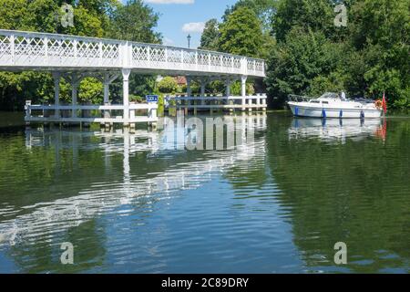 Inghilterra, Oxfordshire, Whitchurch, fiume Tamigi, ponte a pedaggio e fiume Tamigi Foto Stock