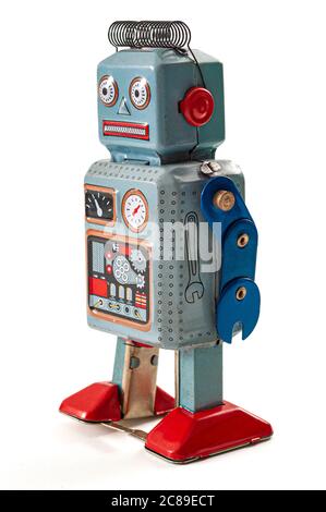 Vecchia visione scientifica del futuro, nostalgia fantascientifica e idea concettuale giocattolo vintage con robot retro blu in metallo isolato su sfondo bianco wit Foto Stock