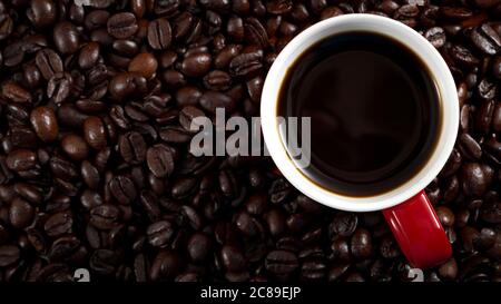 il concetto di preparazione della mattina, caffè e caffè con una tazza di caffè su chicchi di caffè tostati con spazio per la copia Foto Stock