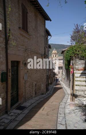 Tipica stradina nel centro storico di Spello, Umbria, Italia Foto Stock