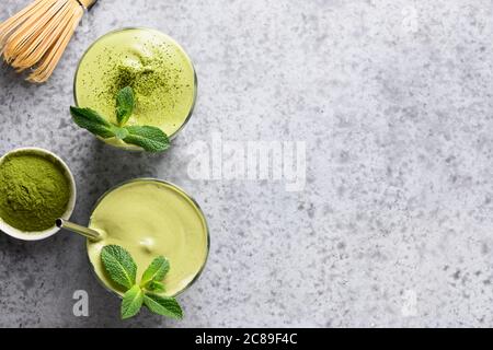 Tè latte Dalgona matcha, bambu' e matcha in polvere di grigio. Foto Stock