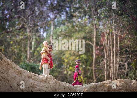 Chittagong, Bangladesh, 25 febbraio 2016: Persone in riva al fiume nella campagna del Bangladesh Foto Stock