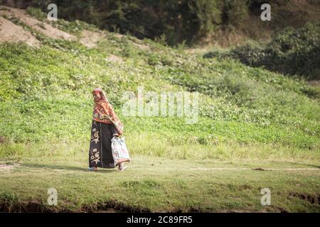 Chittagong, Bangladesh, 25 febbraio 2016: Donna del bangladesh che cammina nella campagna del Bangladesh Foto Stock