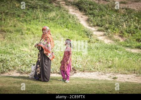 Chittagong, Bangladesh, 25 febbraio 2016: Donna del bangladesh che cammina nella campagna del Bangladesh Foto Stock