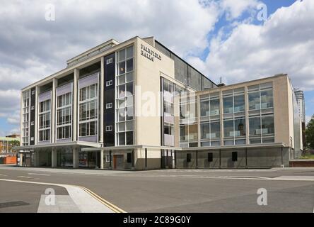 Centro artistico e di intrattenimento Fairfield Halls recentemente rinnovato a Croydon, Londra del Sud, Regno Unito. Progettato da Robert Atkinson & Partners. Aperto nel 1962. Foto Stock