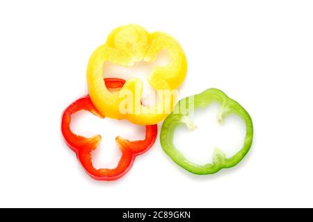 peperoni colorati a fette isolati su bianco Foto Stock