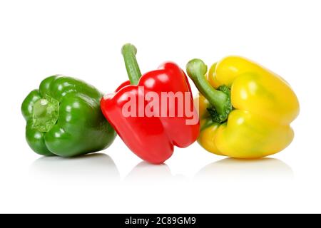 tre peperoni colorati isolati su bianco Foto Stock