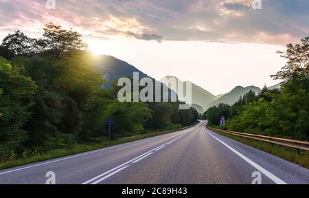 Pittoresca strada di montagna nelle Alpi, Austria Foto Stock