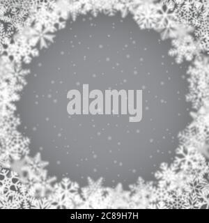 Sfondo natalizio di fiocchi di neve di diversa forma, sfocatura e trasparenza, disposti in cerchio, su sfondo grigio Illustrazione Vettoriale