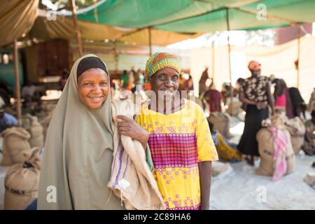 Donne lavoratori di qualità tipo e sacchetto di caffè in grani essiccati presso un magazzino cooperativo di un coltivatore di caffè a Mbale, Uganda, Africa orientale. Foto Stock