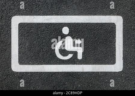 cartello di parcheggio per disabili su asfalto, vista dall'alto Foto Stock