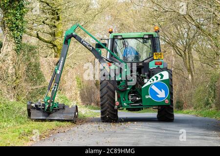 Taglio delle verze di erba con il rasaerba Spearhead e il trattore John Deere, Chipping, Preston, Lancashire, Inghilterra, Regno Unito. Foto Stock