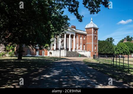 Il sentiero principale che conduce a Osterley House in un giorno estivo ospite. Osterley, Isleworth, Inghilterra. Foto Stock