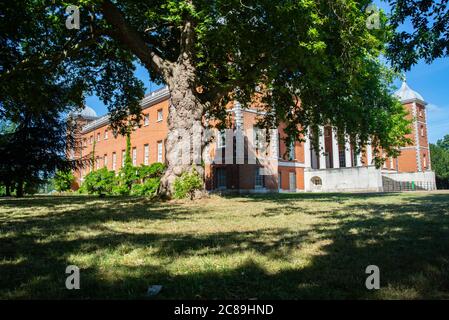 Vista laterale e frontale di Osterley House in una calda giornata estiva senza persone, Foto Stock