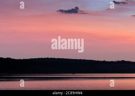 Paesaggio serale, vista sull'altro lato del lago al tramonto. Foto scattata sulle rive del lago Uvilda, regione di Chelyabinsk, Russia. Foto Stock