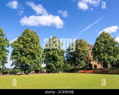 Alberi in foglia piena d'estate nei giardini del castello a Knaresborough North Yorkshire Inghilterra Foto Stock