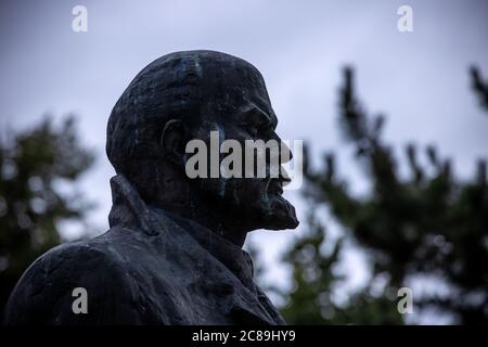 21 luglio 2020, Meclemburgo-Pomerania occidentale, Schwerin: Il monumento di Lenin nell'area di sviluppo di Mueßer Holz, sostenuto da tavole di legno, sta attualmente avendo una nuova base. L'amministrazione cittadina aveva deciso di rinnovare la zona e un'informazione dopo che il monumento è stato danneggiato più volte. La scultura dell'ex leader sovietico, creata dallo scultore estone Jaak Soans, è stata presentata nel 1985 nel distretto prefabbricato di Schwerin in cemento in occasione dell'825° anniversario della caduta di Schwerin ed è oggi considerata uno degli ultimi monumenti di Lenin Foto Stock