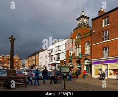 Shopers nel centro di Leek nel Staffordshire Moorlands Inghilterra Regno Unito Foto Stock