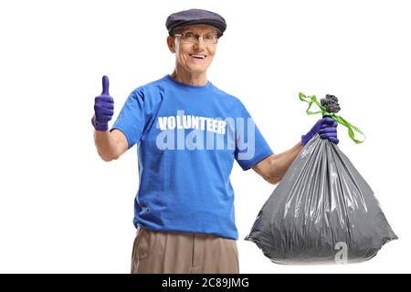 Volontario anziano che tiene un sacchetto di spreco e mostra i pollici in su isolati su sfondo bianco Foto Stock