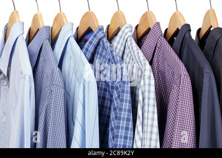 collezione di camicie su appendiabiti, moda maschile Foto Stock
